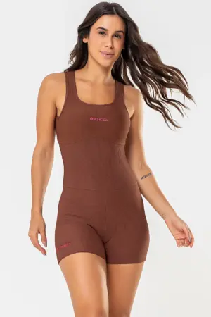 Macaquinho fitness canelado marrom, não marca celulite, modelagem confortável e firme. Ideal para treinos e uso diário com estilo e conforto.