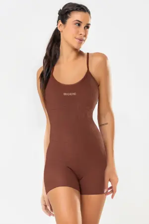 Macaquinho fitness canelado marrom, não marca celulite, modelagem confortável e firme. Ideal para treinos e uso diário com estilo e conforto.